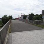 若葉台公園　テニスコート横の陸橋からホームセンターへ直接向えます。