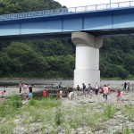 高田橋河川敷　小さいお子様は橋下の水たまりで水遊び。