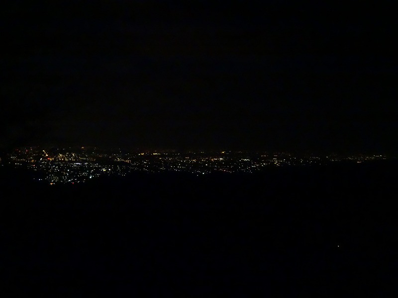 ケーブルカーを降りると直ぐに展望台が有ります。そこから見る夜景です。