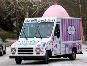 おっぱいのオブジェが印象的な外国の授乳車「Milk Truck」