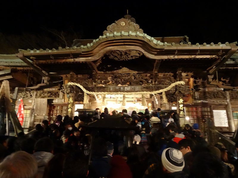 薬王院大本堂です。ここで年明けを待ちます。午前0時30分前の様子。早く到着したので並ばずにお参りできそうです。