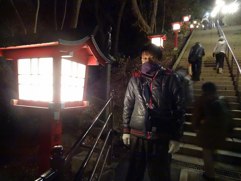 ここから道は二手に分かれます。左は傾斜がキツイ男坂。108階段有ります。右に行くと緩やかな坂の女坂です。もちろん旧年の煩悩を振り払うため男坂から上ります。