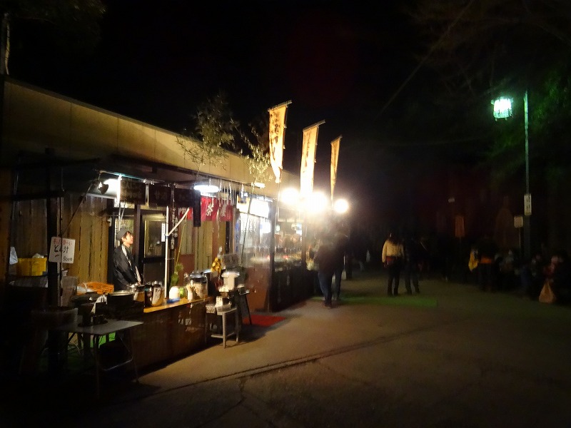 途中に茶店が。こちらのごま団子はなかなかの絶品です。ご賞味あれ。