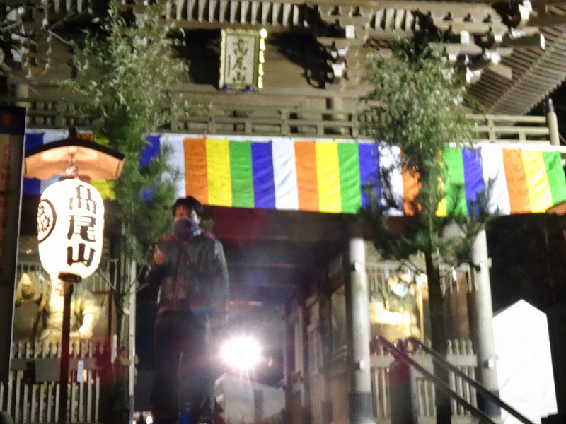 高尾山薬王院入口です。年明け1時間前なのでまだ参拝客はまばら。年明けはここから行列ができます。最後尾がお参りできるまで1時間以上係ります。