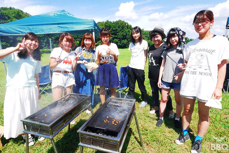 BBQコンロを中心にみんなでワイワイ